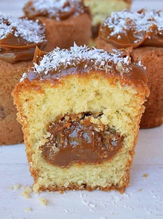 Bolinho com Recheio de Doce de Leite e Cobertura