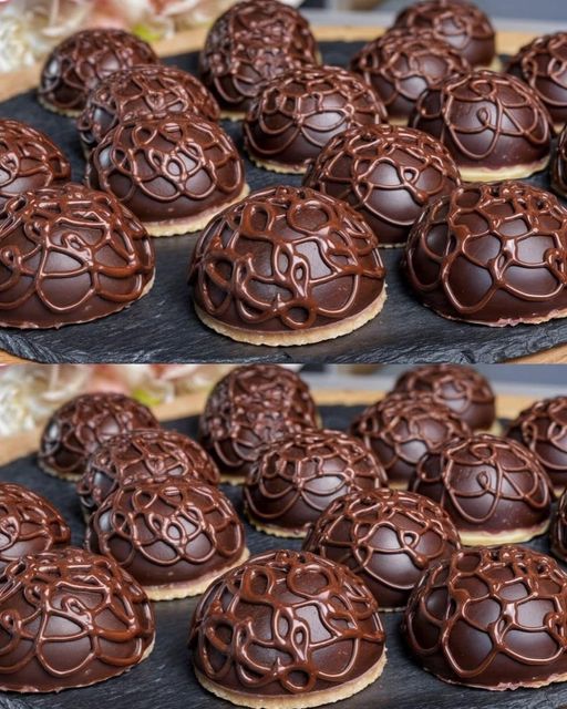 Bombom de Chocolate Recheado com Base de Biscoito